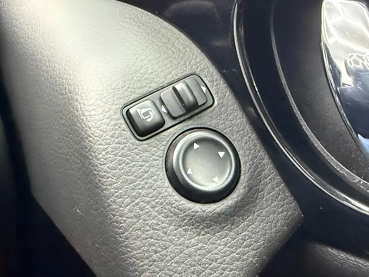 Used 2016 Nissan Qashqai Tekna White - Interior and Exterior details 16