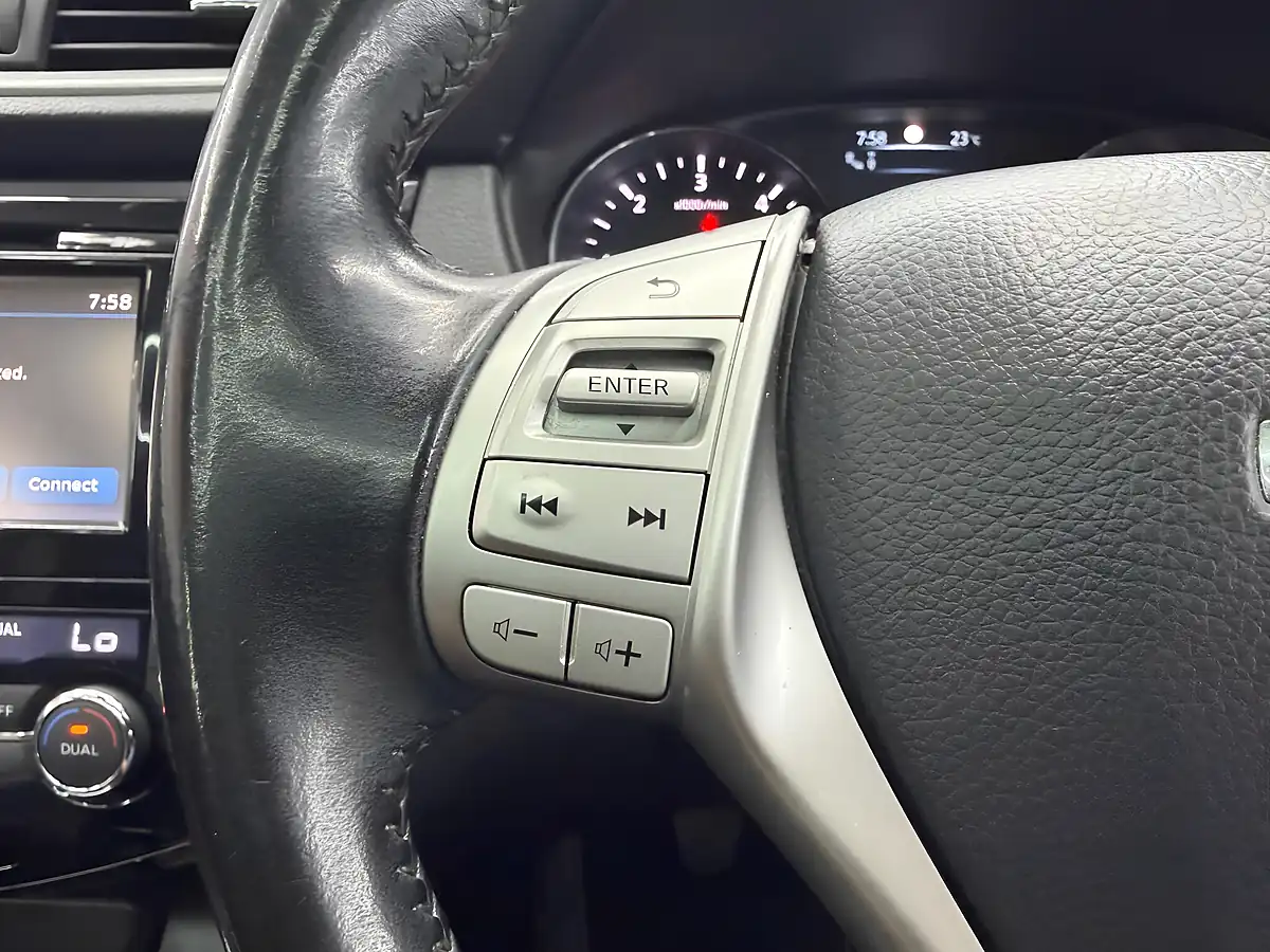 Used 2016 Nissan Qashqai Tekna White - Interior and Exterior details 19