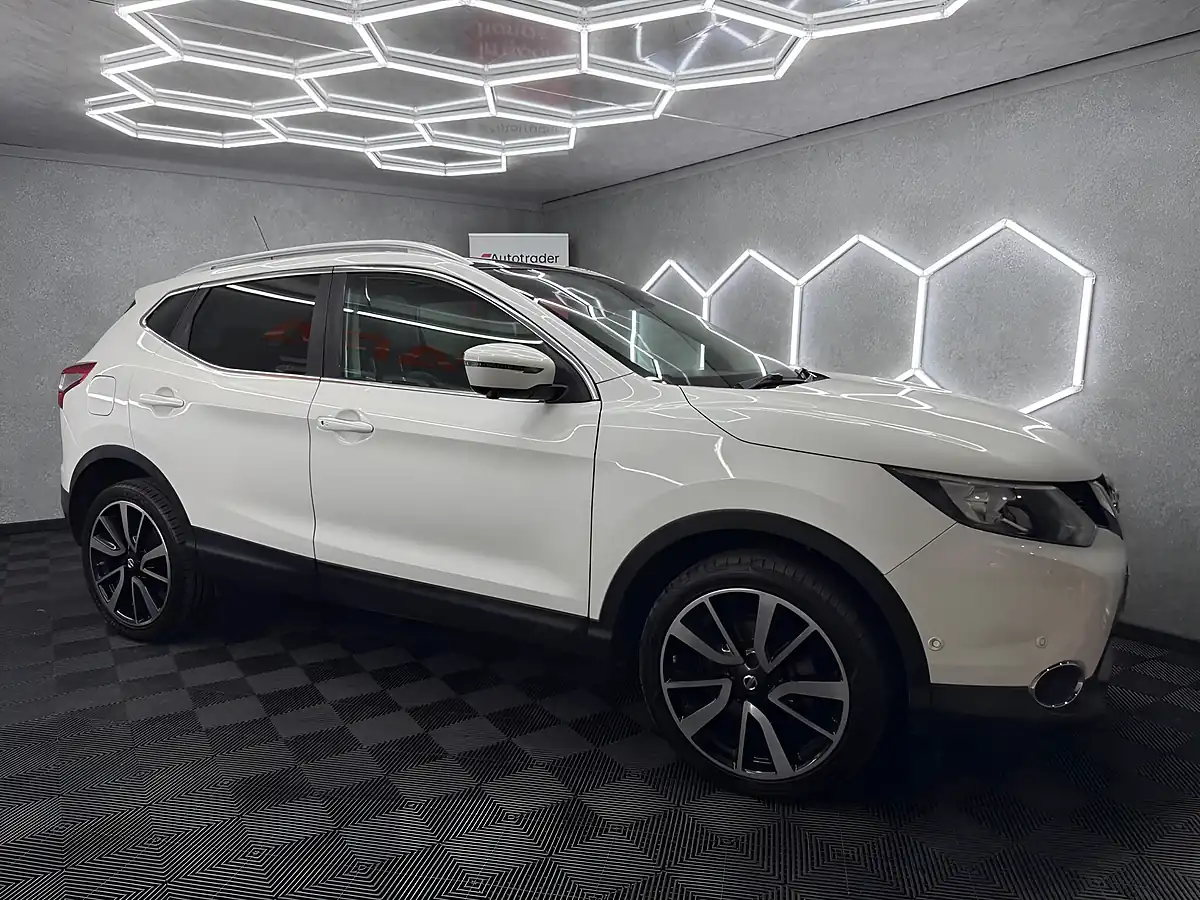 Used 2016 Nissan Qashqai Tekna White - Interior and Exterior details 8