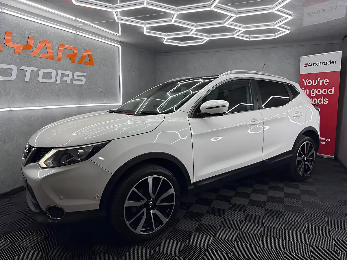Used 2016 Nissan Qashqai Tekna White - Interior and Exterior details 9