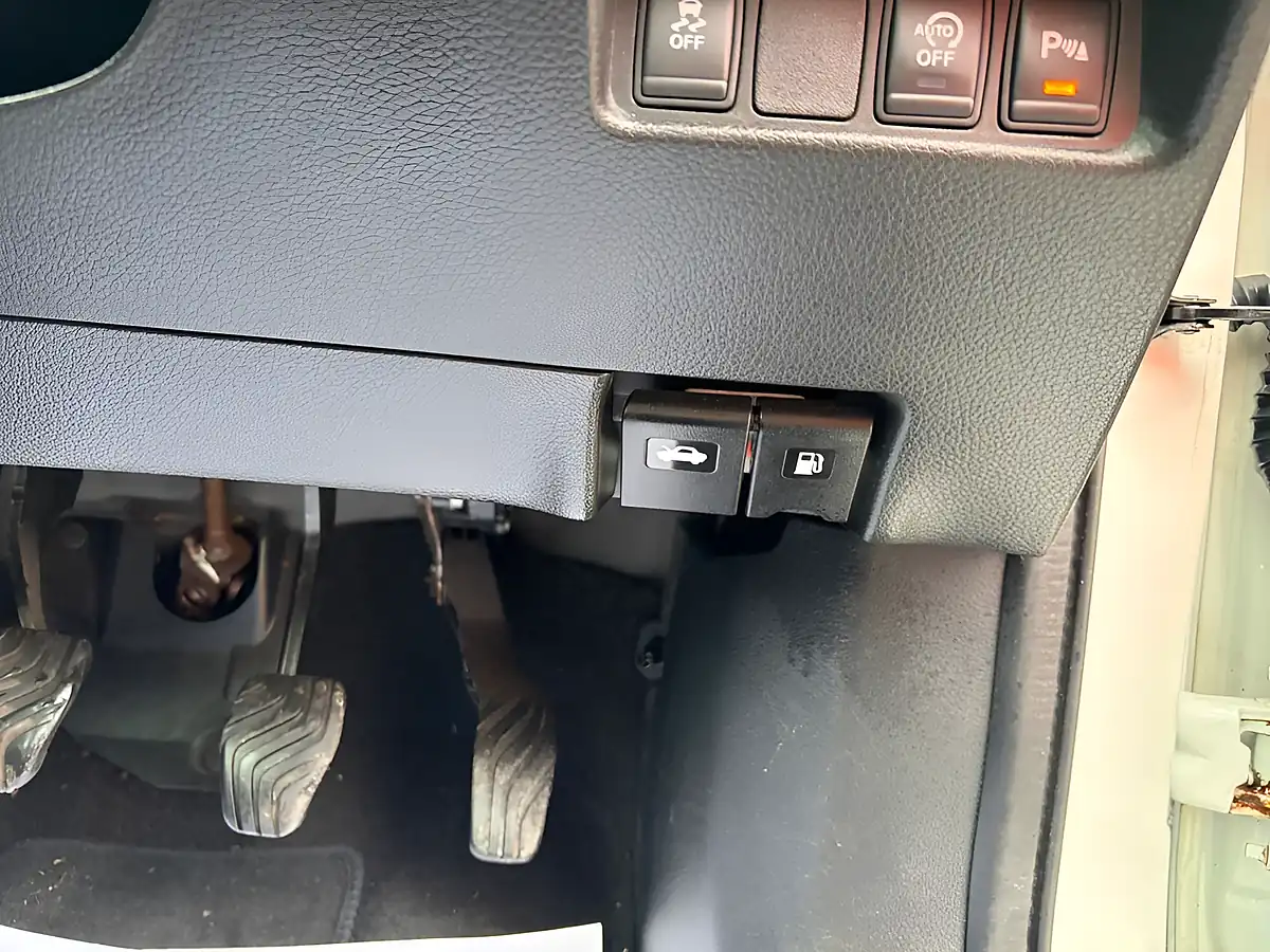 Used 2016 Nissan Qashqai Tekna White - Interior and Exterior details 11