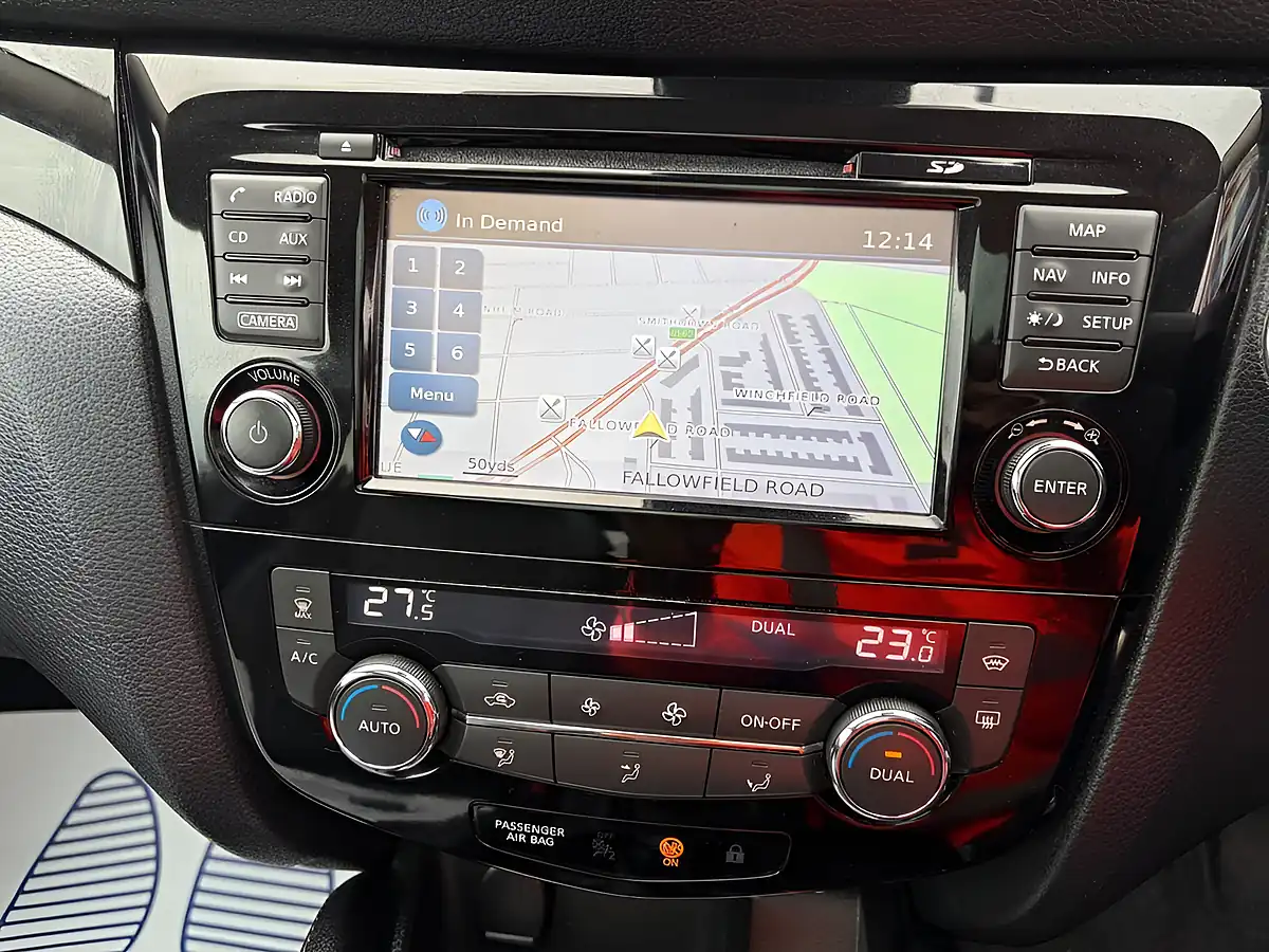 Used 2016 Nissan Qashqai Tekna White - Interior and Exterior details 13