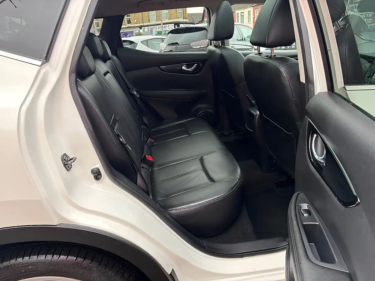 Used 2016 Nissan Qashqai Tekna White - Interior and Exterior details 17