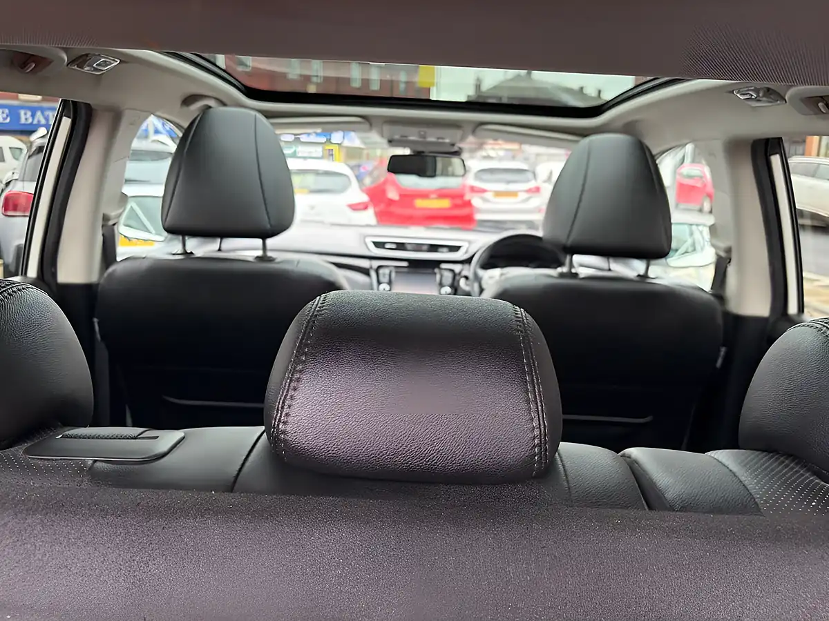Used 2016 Nissan Qashqai Tekna White - Interior and Exterior details 18