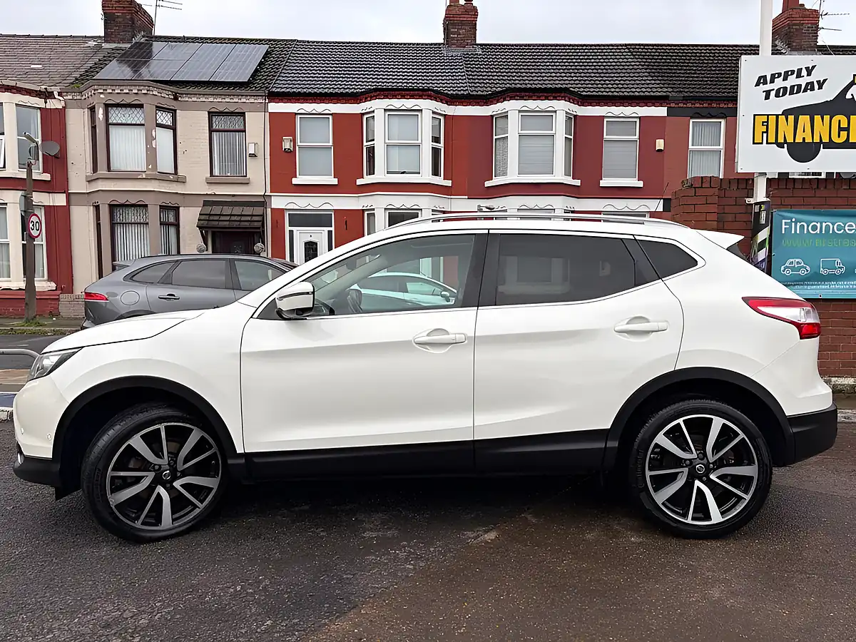 Used 2016 Nissan Qashqai Tekna White - Interior and Exterior details 4