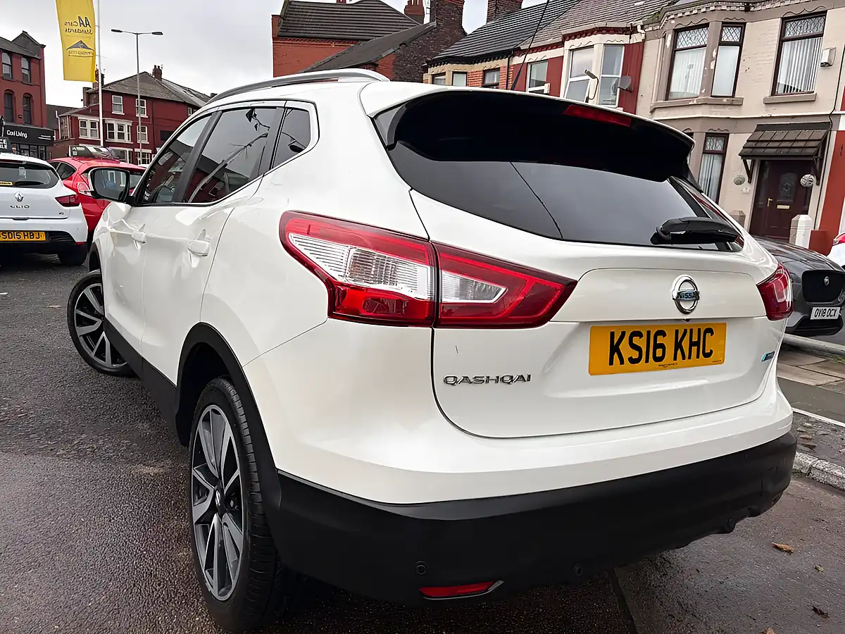 Used 2016 Nissan Qashqai Tekna White - Interior and Exterior details 5
