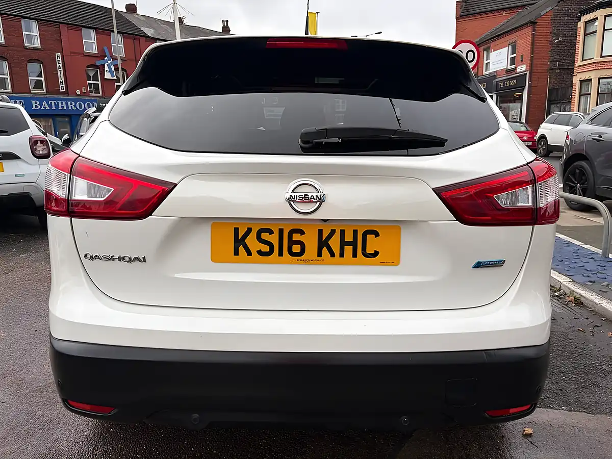 Used 2016 Nissan Qashqai Tekna White - Interior and Exterior details 6