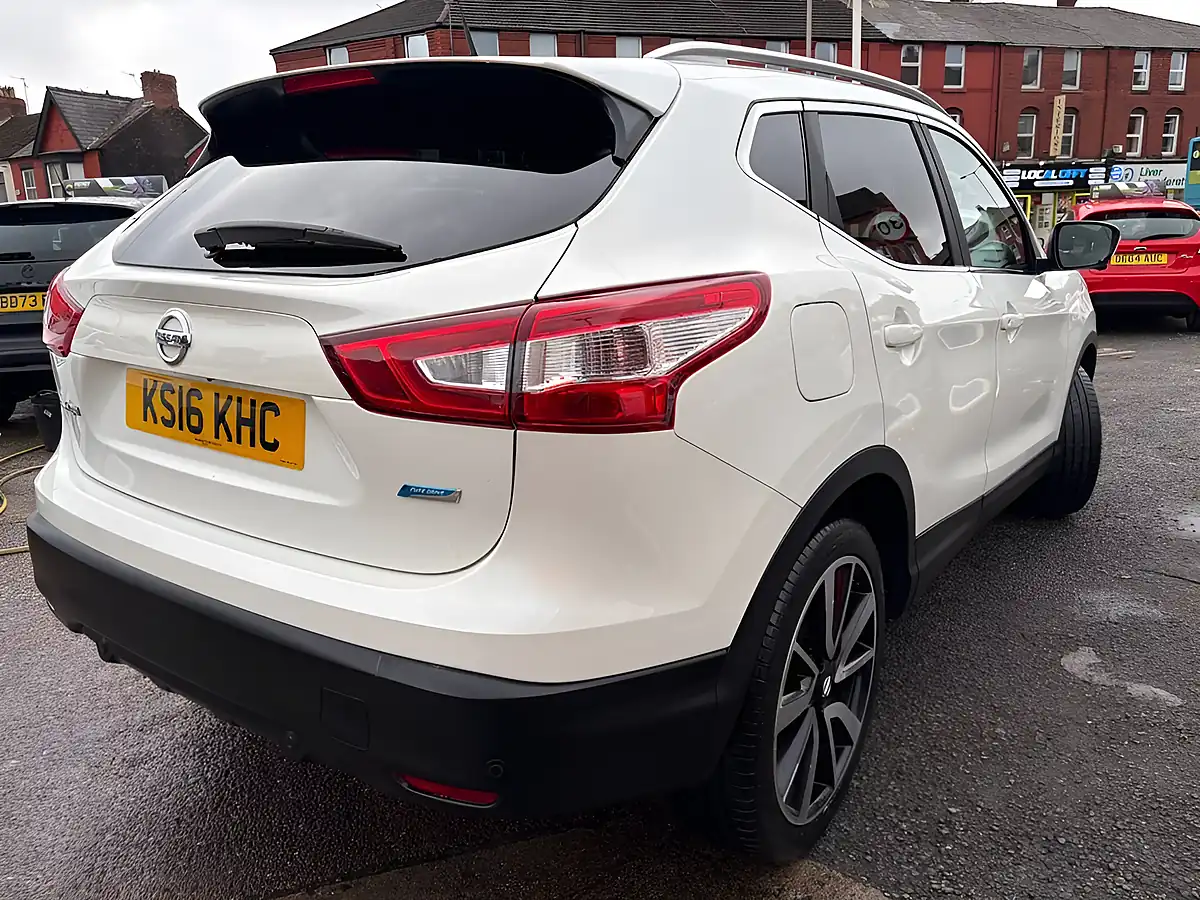 Used 2016 Nissan Qashqai Tekna White - Interior and Exterior details 7