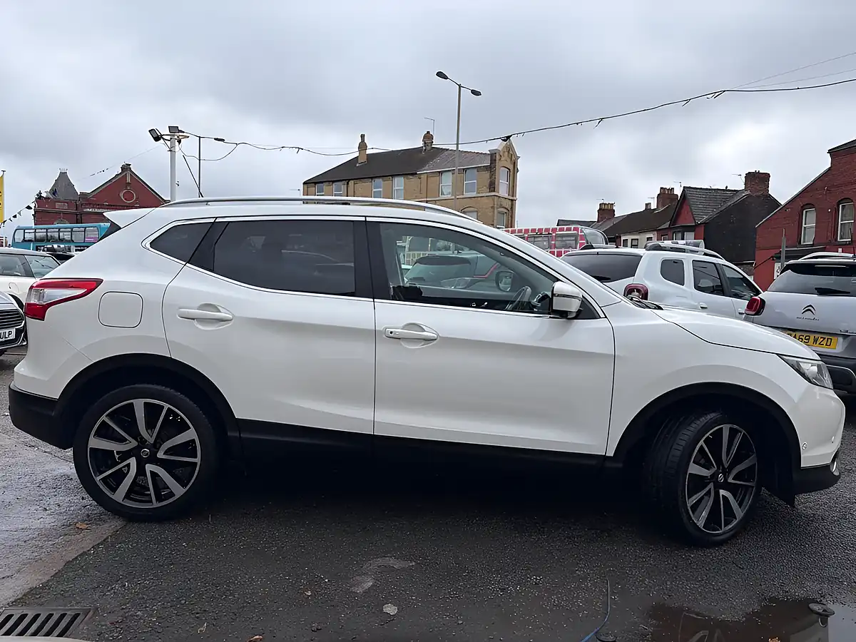 Used 2016 Nissan Qashqai Tekna White - Interior and Exterior details 8