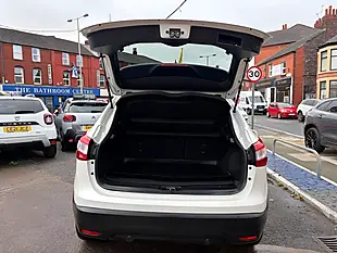 Used 2016 Nissan Qashqai Tekna White - Interior and Exterior details 9
