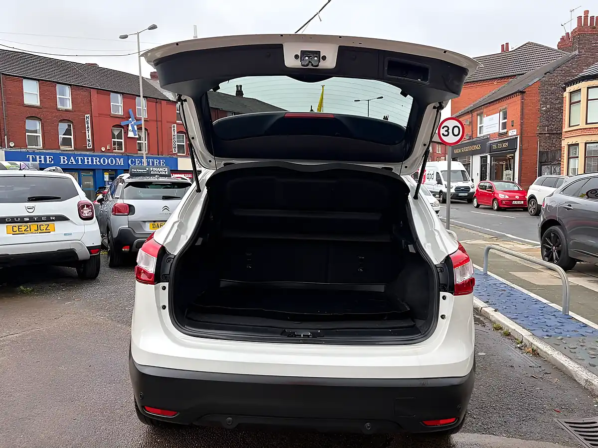 Used 2016 Nissan Qashqai Tekna White - Interior and Exterior details 9