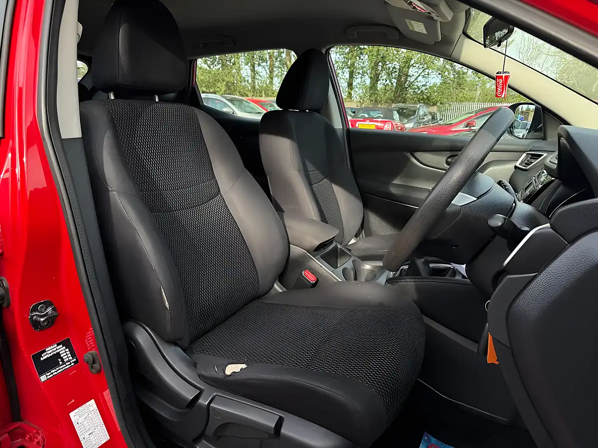 Used 2016 Nissan Qashqai Visia Red - Interior and Exterior details 10