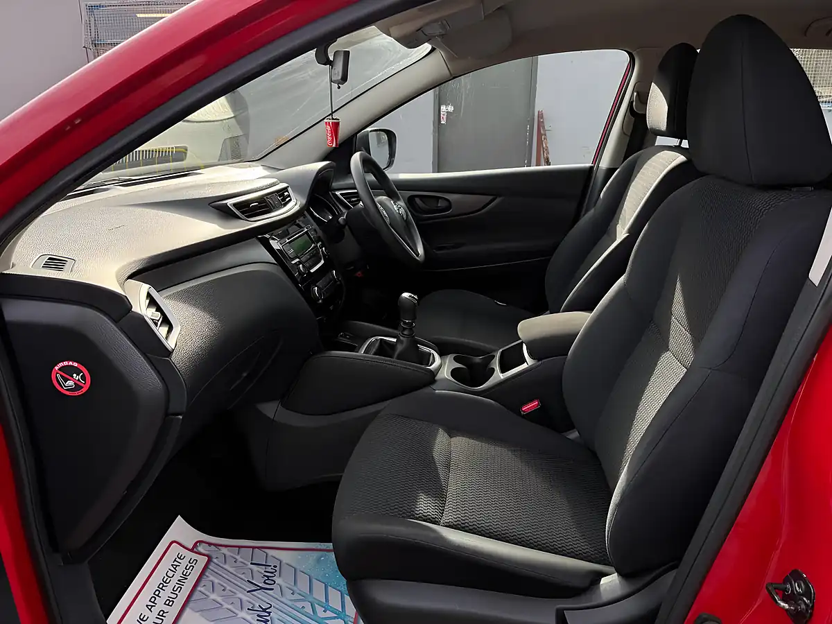 Used 2016 Nissan Qashqai Visia Red - Interior and Exterior details 11