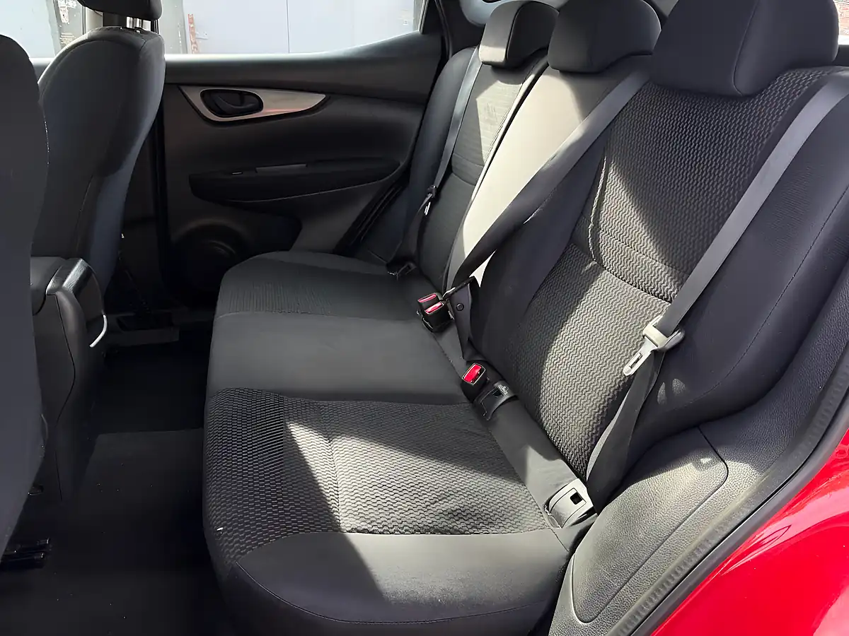 Used 2016 Nissan Qashqai Visia Red - Interior and Exterior details 12