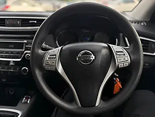 Used 2016 Nissan Qashqai Visia Red - Interior and Exterior details 14