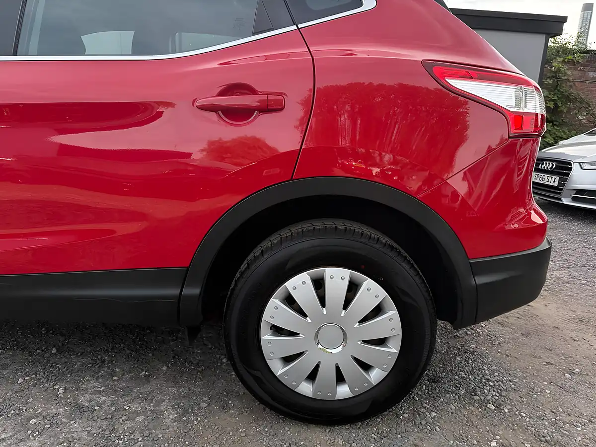 Used 2016 Nissan Qashqai Visia Red - Interior and Exterior details 20