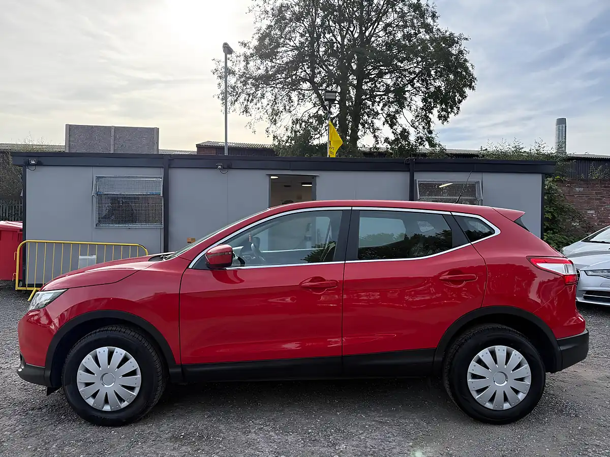 Used 2016 Nissan Qashqai Visia Red - Interior and Exterior details 4