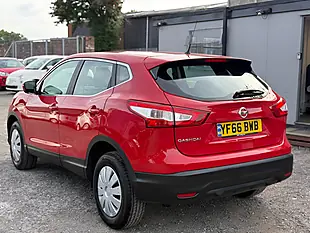 Used 2016 Nissan Qashqai Visia Red - Interior and Exterior details 5