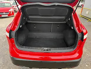 Used 2016 Nissan Qashqai Visia Red - Interior and Exterior details 7