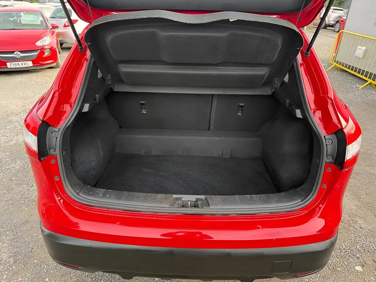 Used 2016 Nissan Qashqai Visia Red - Interior and Exterior details 7