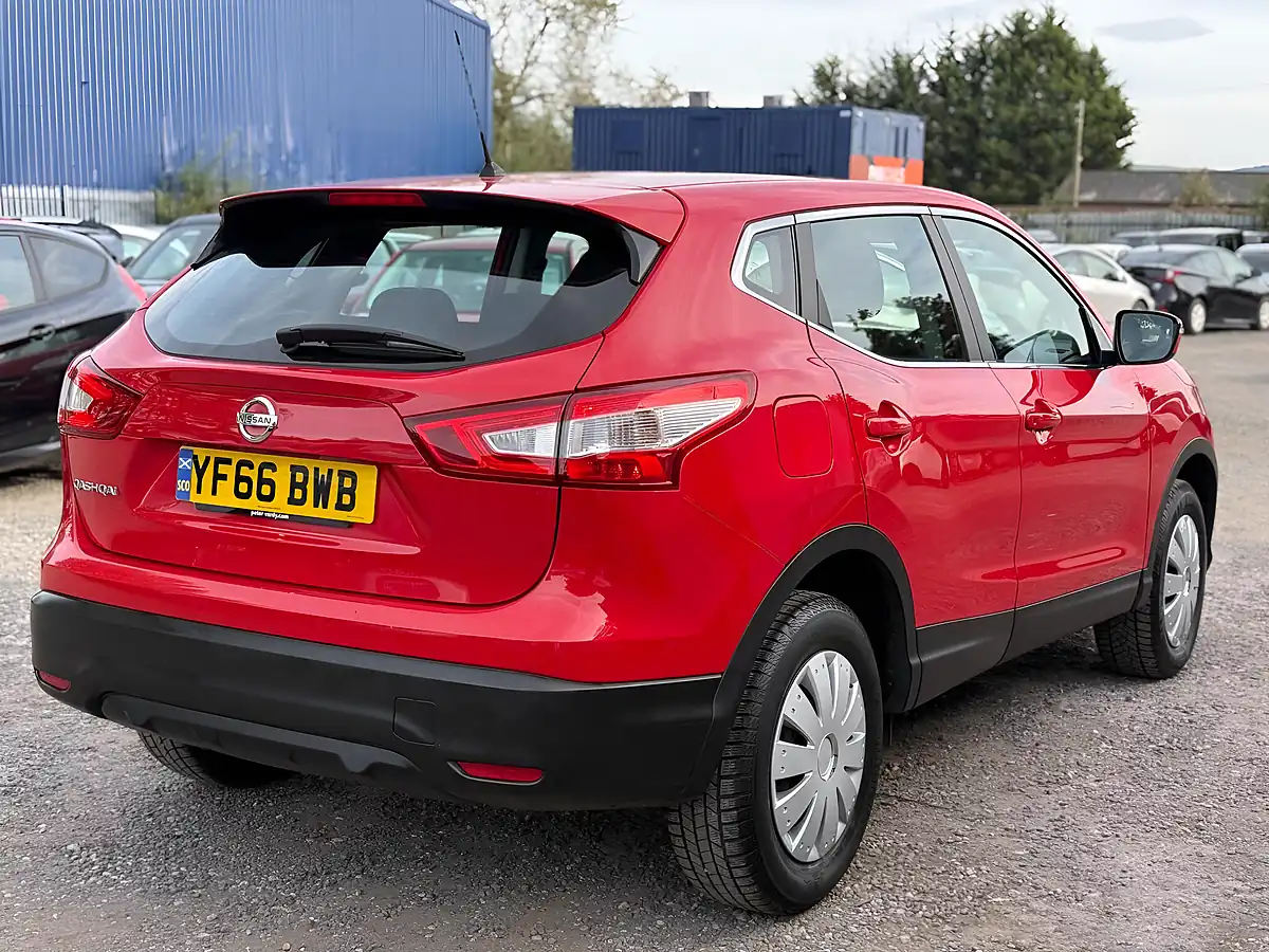 Used 2016 Nissan Qashqai Visia Red - Interior and Exterior details 8