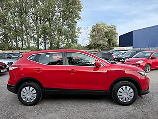 Used 2016 Nissan Qashqai Visia Red - Interior and Exterior details 9