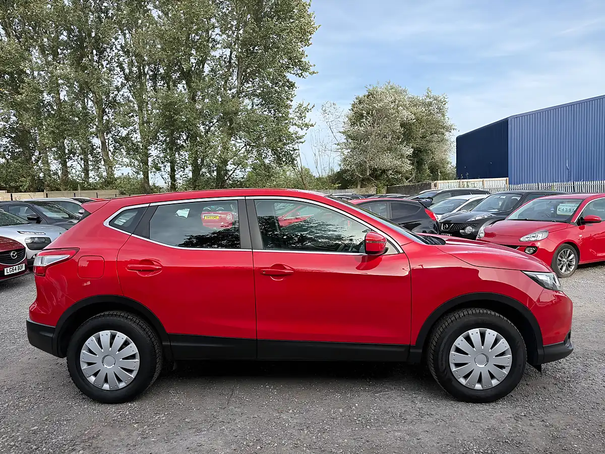 Used 2016 Nissan Qashqai Visia Red - Interior and Exterior details 9
