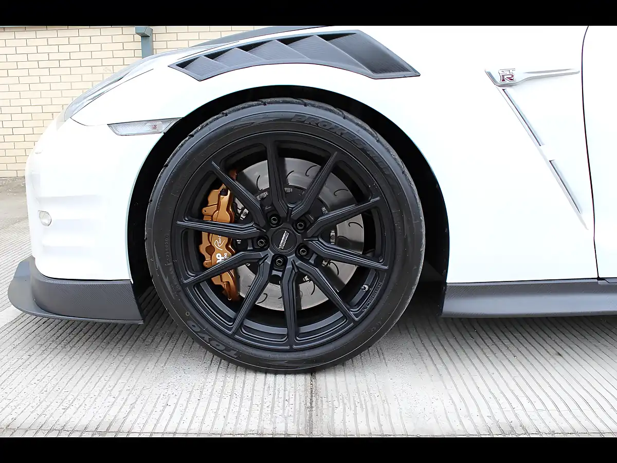 Used 2016 Nissan R35 GTR Oem White - Interior and Exterior details 13