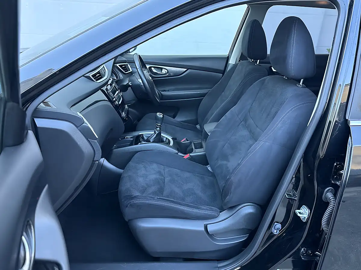 Used 2016 Nissan X-Trail Acenta Black - Interior and Exterior details 13