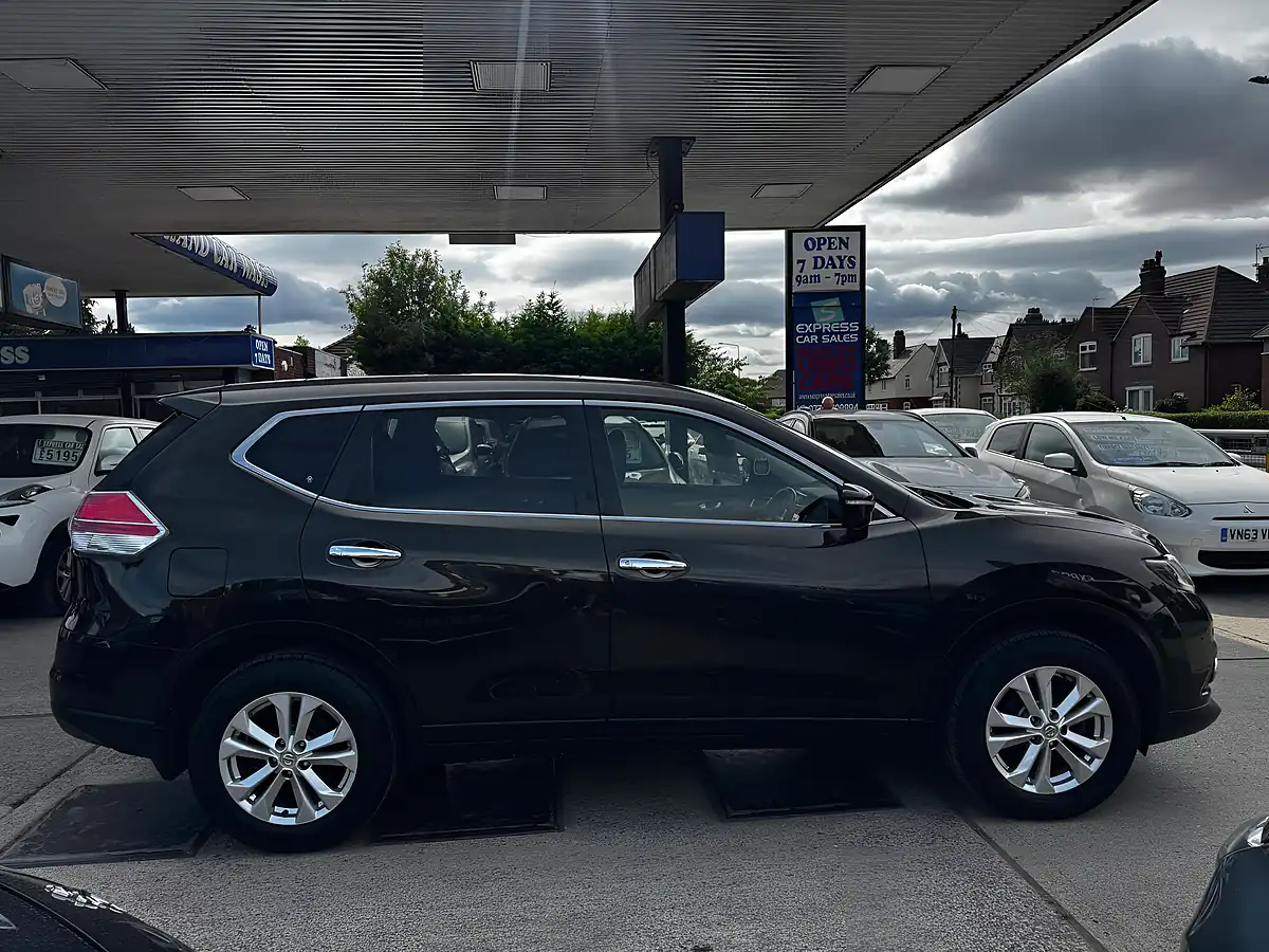 Used 2016 Nissan X-Trail Acenta Green - Interior and Exterior details 2
