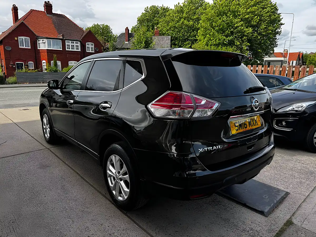 Used 2016 Nissan X-Trail Acenta Green - Interior and Exterior details 5