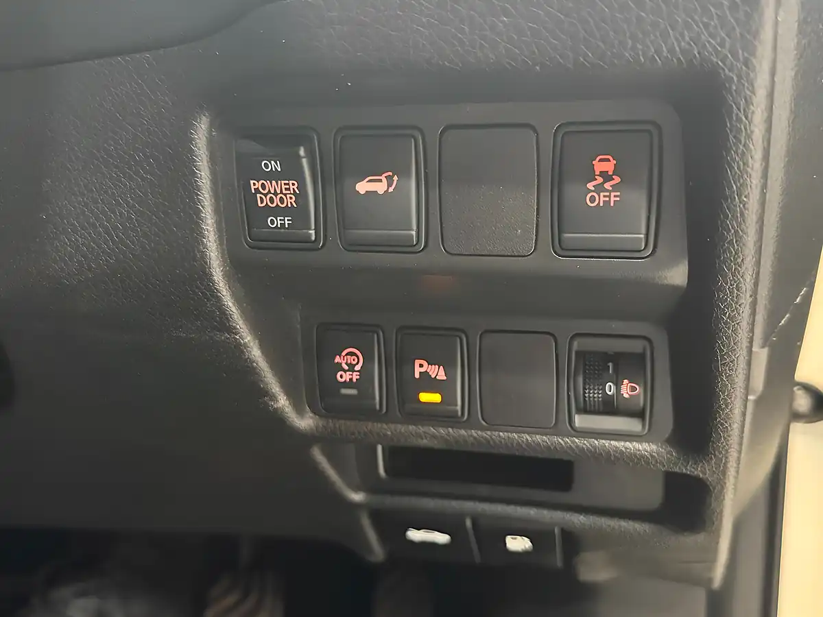 Used 2016 Nissan X-Trail N-Tec White - Interior and Exterior details 12