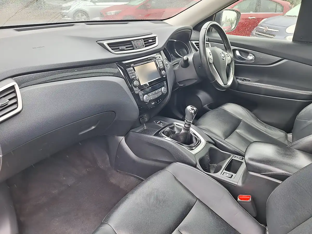 Used 2016 Nissan X-Trail Tekna Green - Interior and Exterior details 2