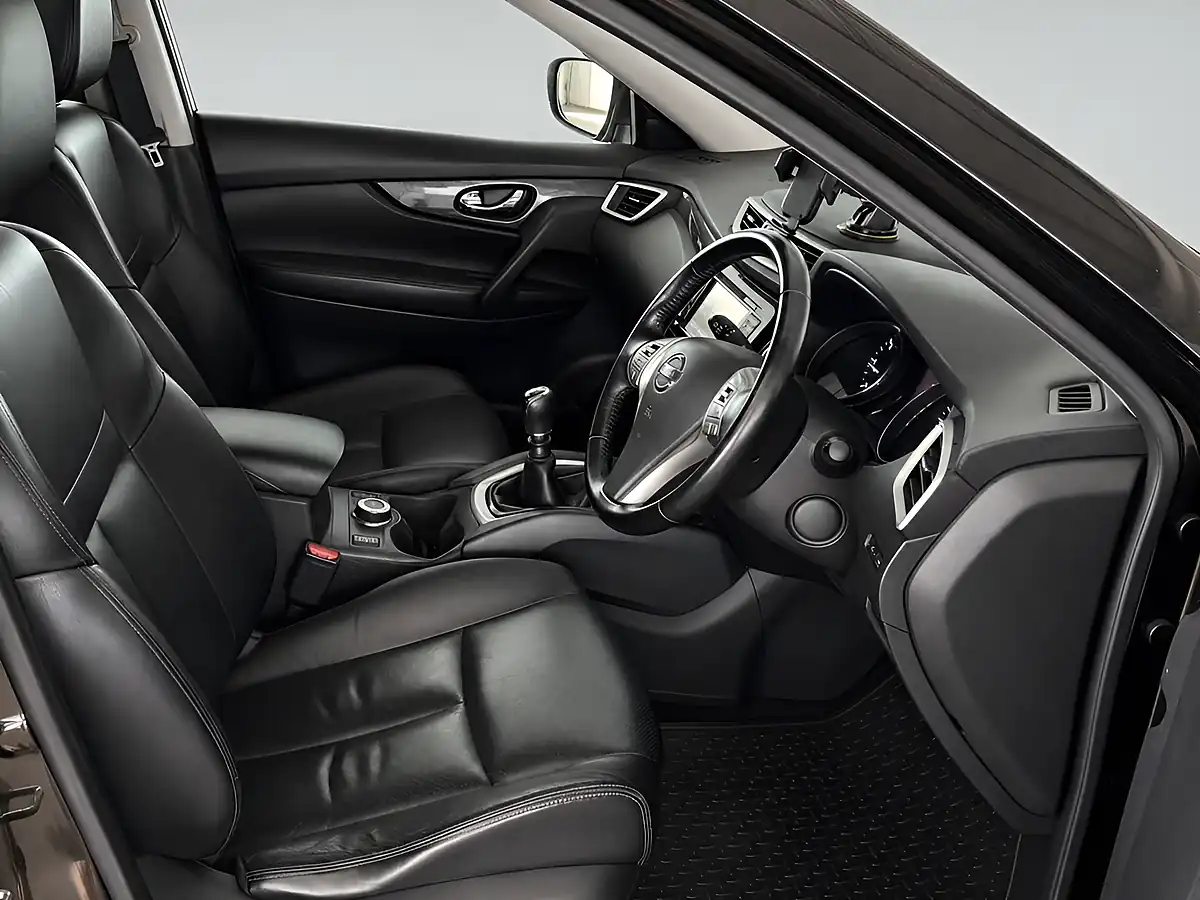 Used 2016 Nissan X-Trail Tekna Green - Interior and Exterior details 2