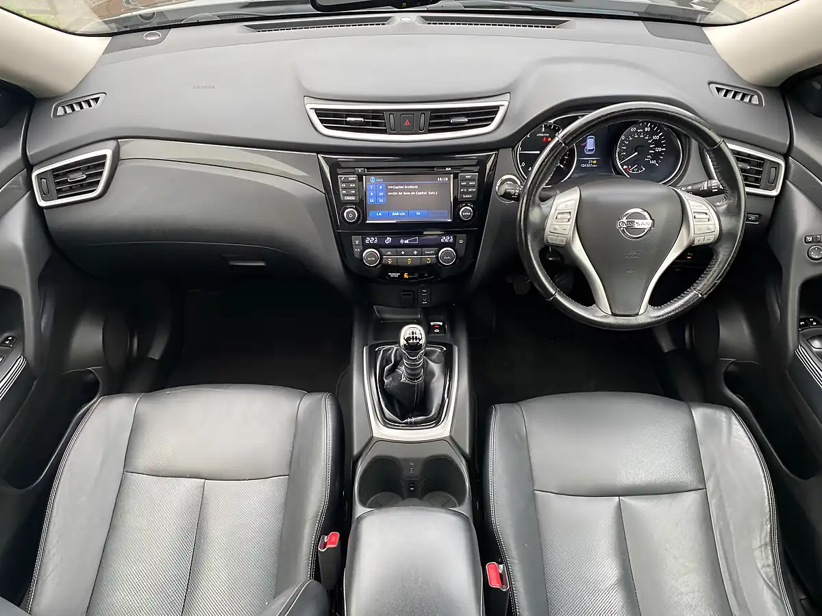 Used 2016 Nissan X-Trail Tekna Green - Interior and Exterior details 4