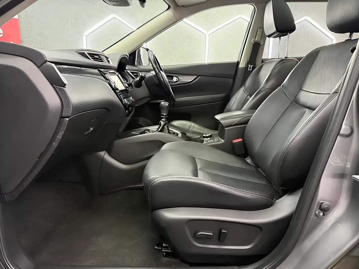Used 2016 Nissan X-Trail Tekna Grey - Interior and Exterior details 15
