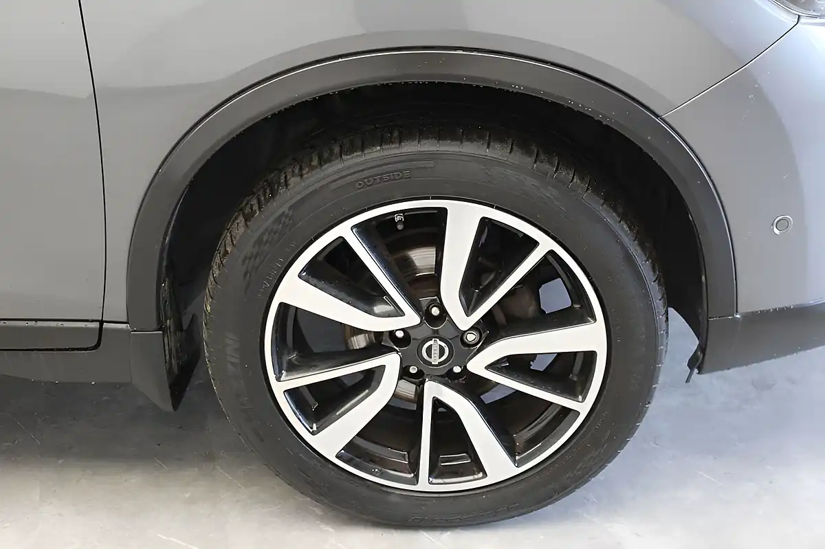 Used 2016 Nissan X-Trail Tekna Grey - Interior and Exterior details 4