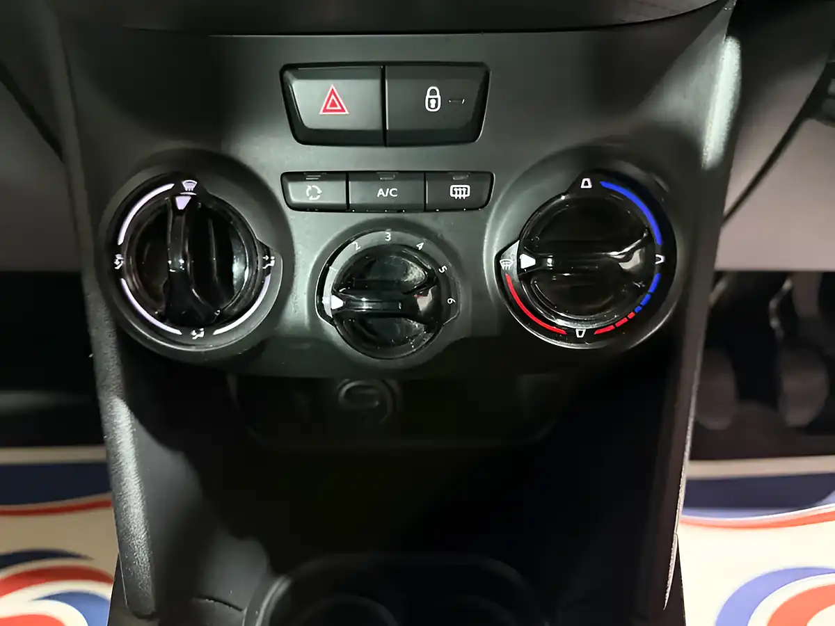 Used 2016 Peugeot 208 Active Design Lime White - Interior and Exterior details 14