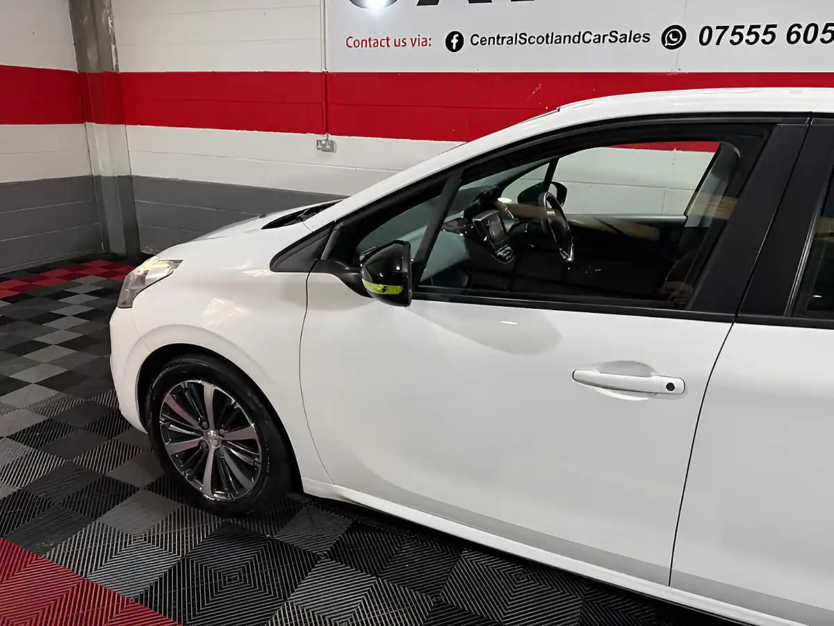 Used 2016 Peugeot 208 Active Design Lime White - Interior and Exterior details 9