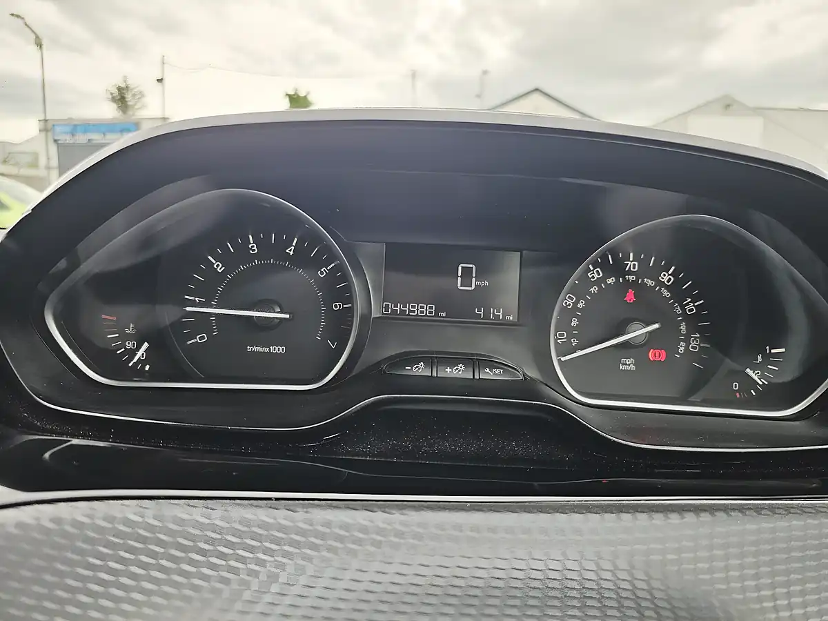 Used 2016 Peugeot 208 Active Silver - Interior and Exterior details 13