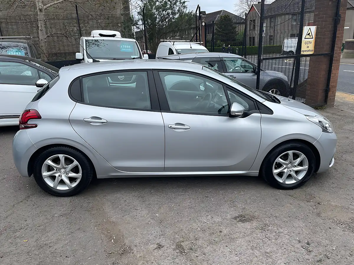 Used 2016 Peugeot 208 Active Silver - Interior and Exterior details 3