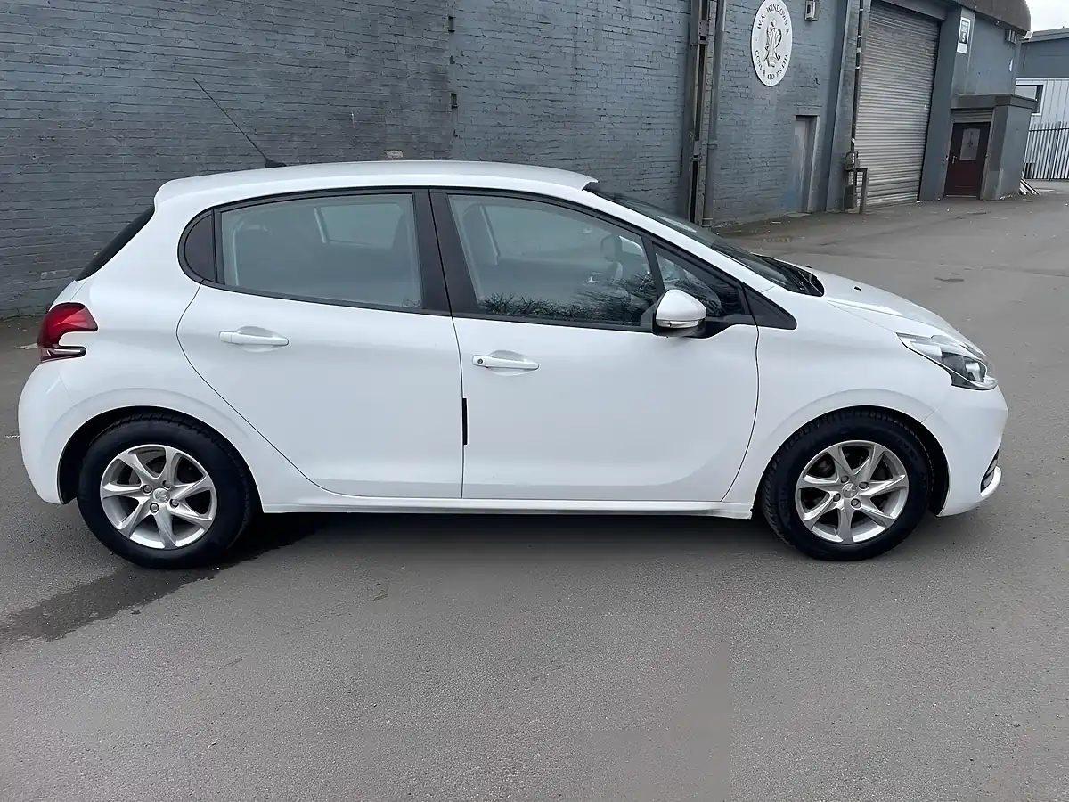 Used 2016 Peugeot 208 Active White - Interior and Exterior details 4