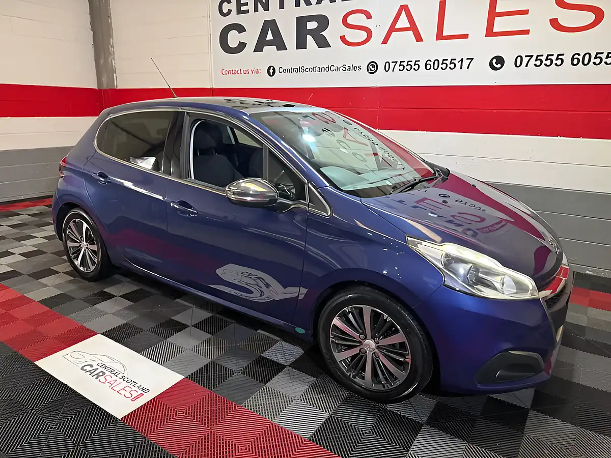 Used 2016 Peugeot 208 Allure Blue - Front View