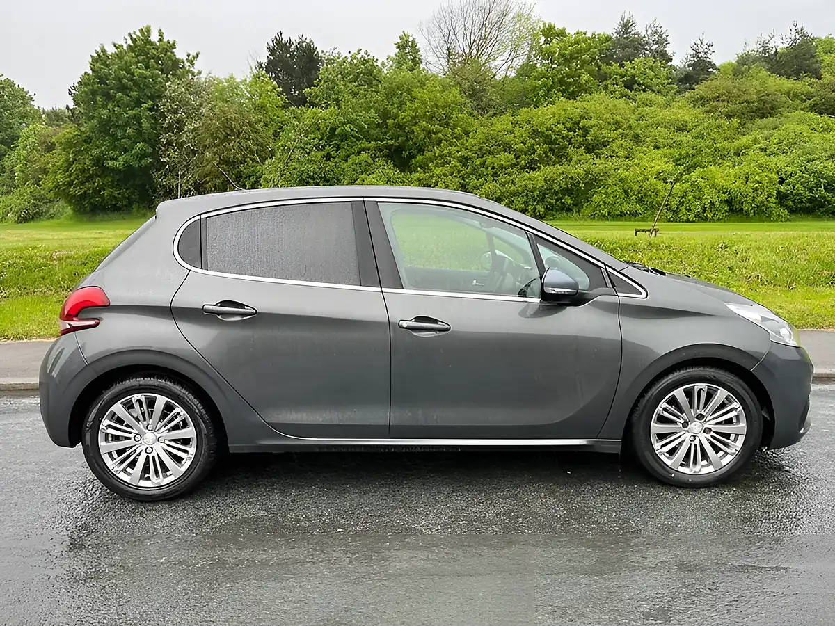 Used 2016 Peugeot 208 Allure Grey - Front View