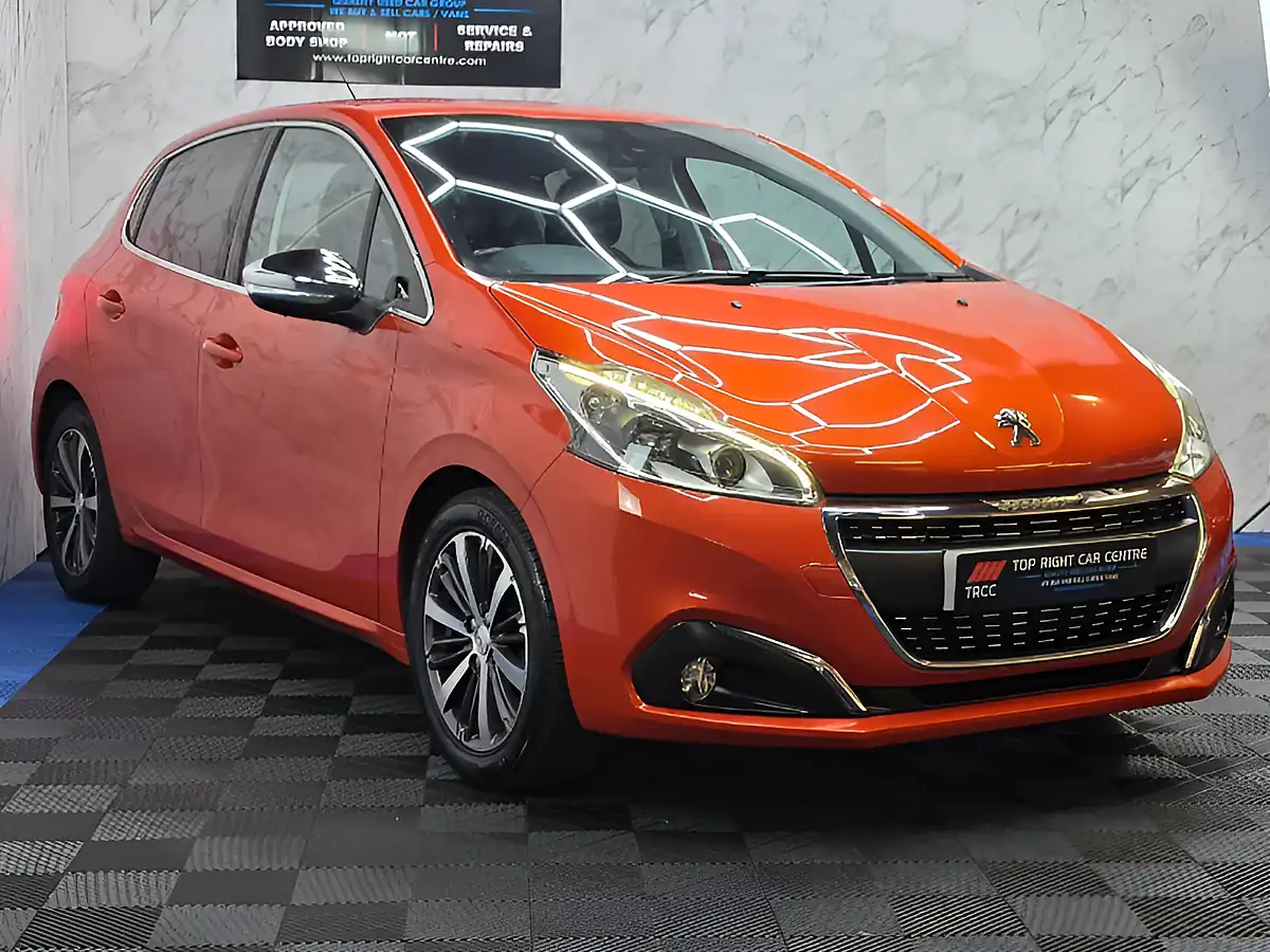 Used 2016 Peugeot 208 Allure Orange - Front View