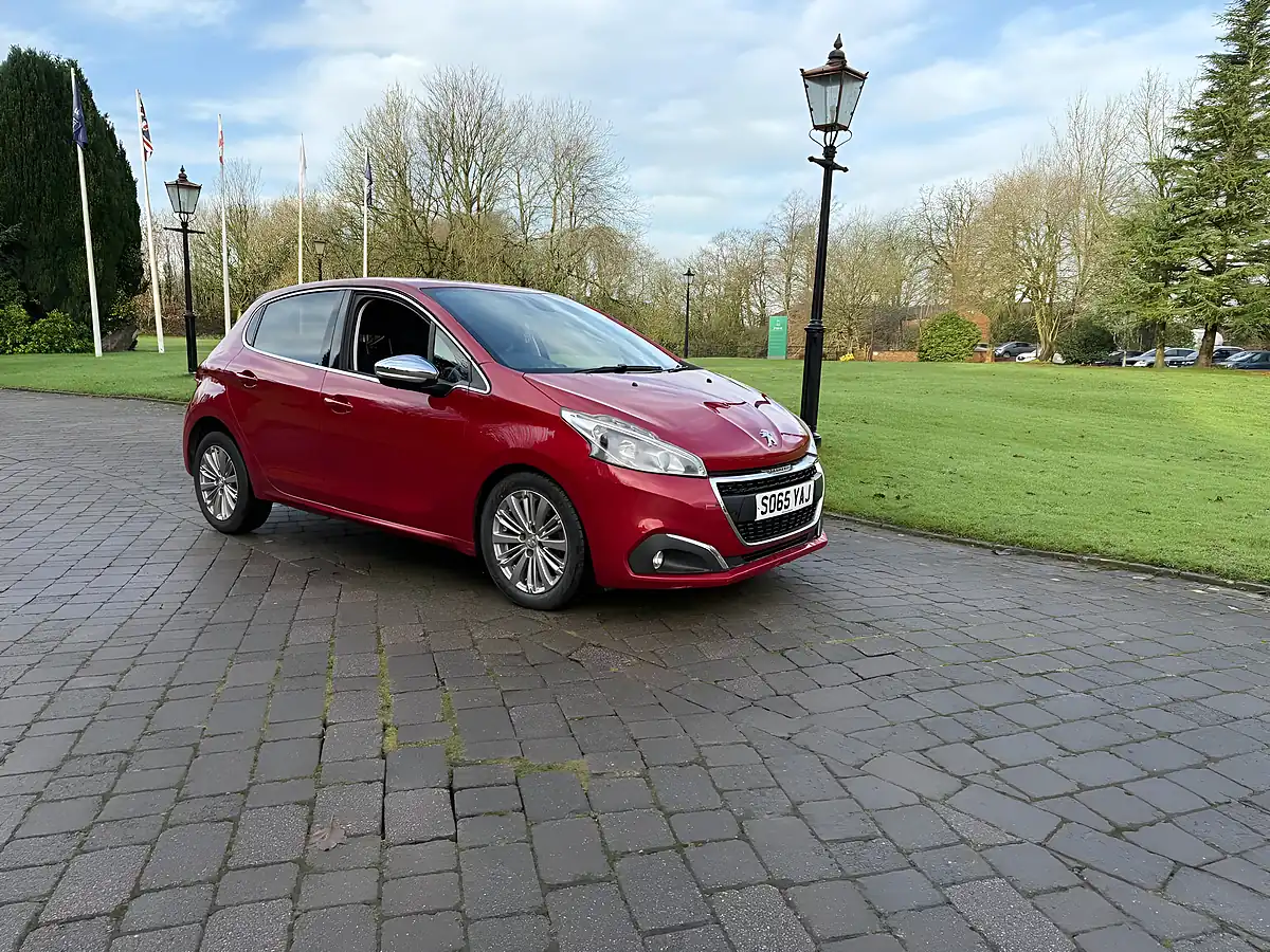 Used 2016 Peugeot 208 Allure Red - Front View