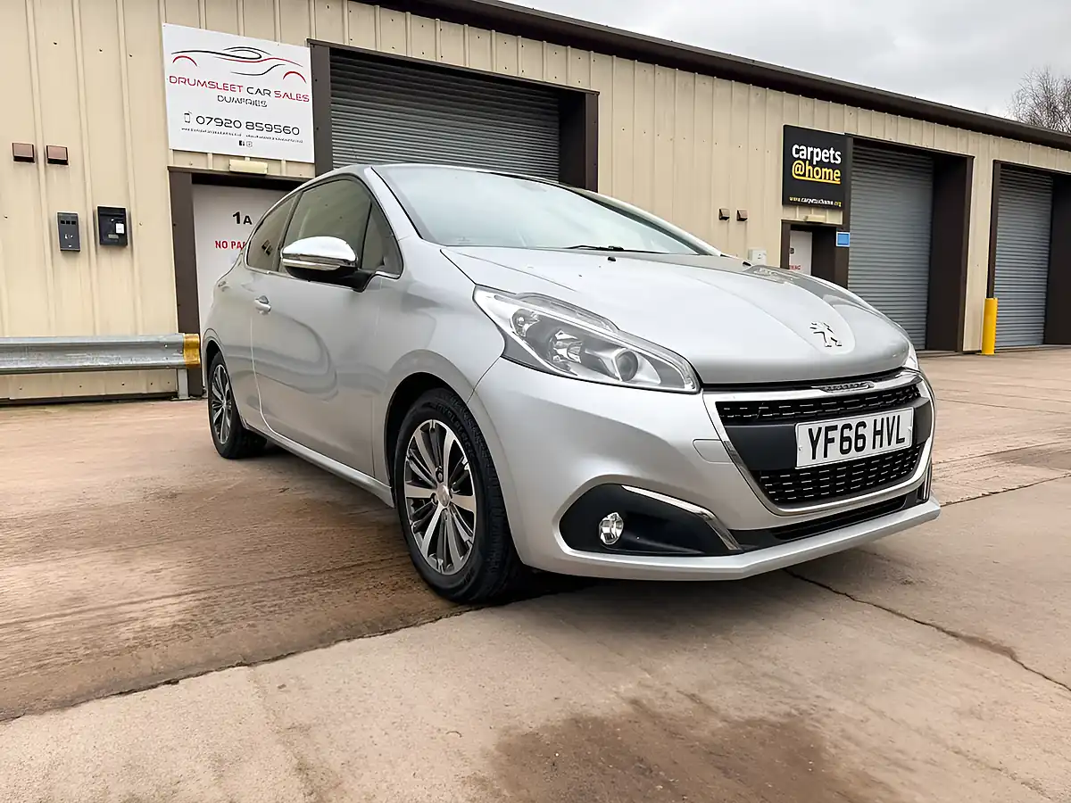 Used 2016 Peugeot 208 Allure Silver - Front View