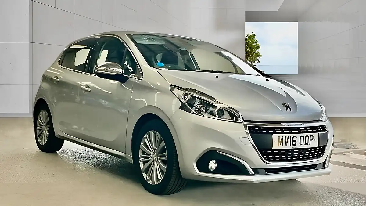 Used 2016 Peugeot 208 Allure Silver - Front View
