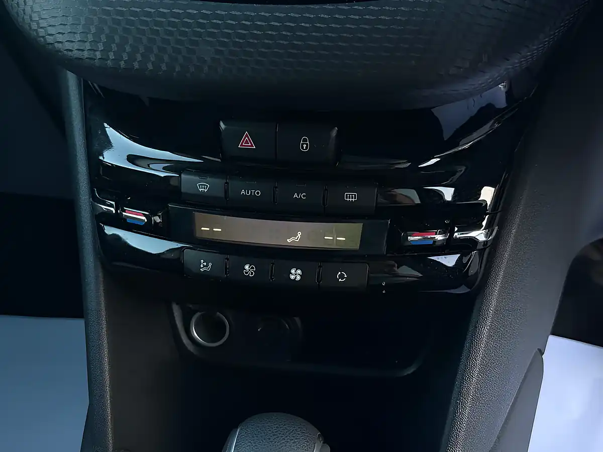 Used 2016 Peugeot 208 GT Line Blue - Interior and Exterior details 17