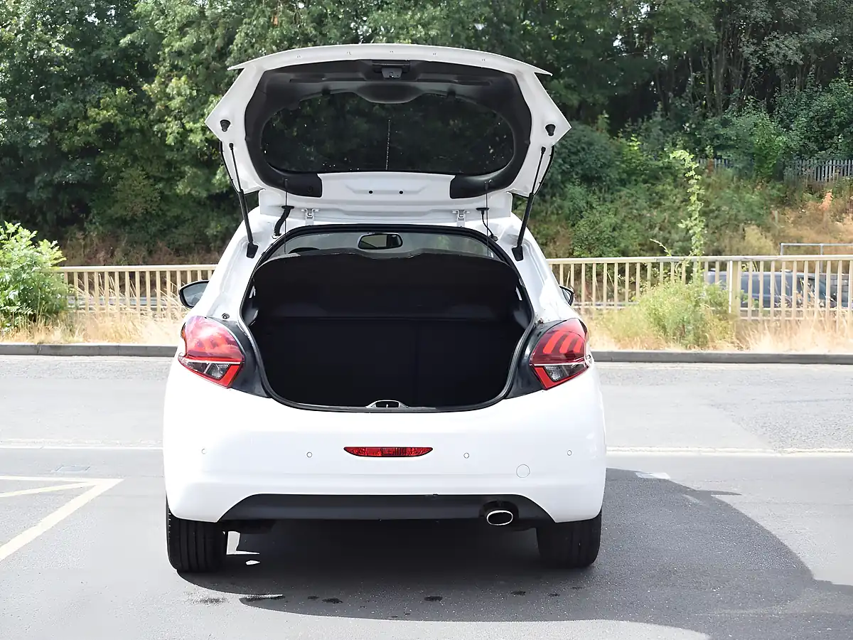 Used 2016 Peugeot 208 GT Line White - Interior and Exterior details 7